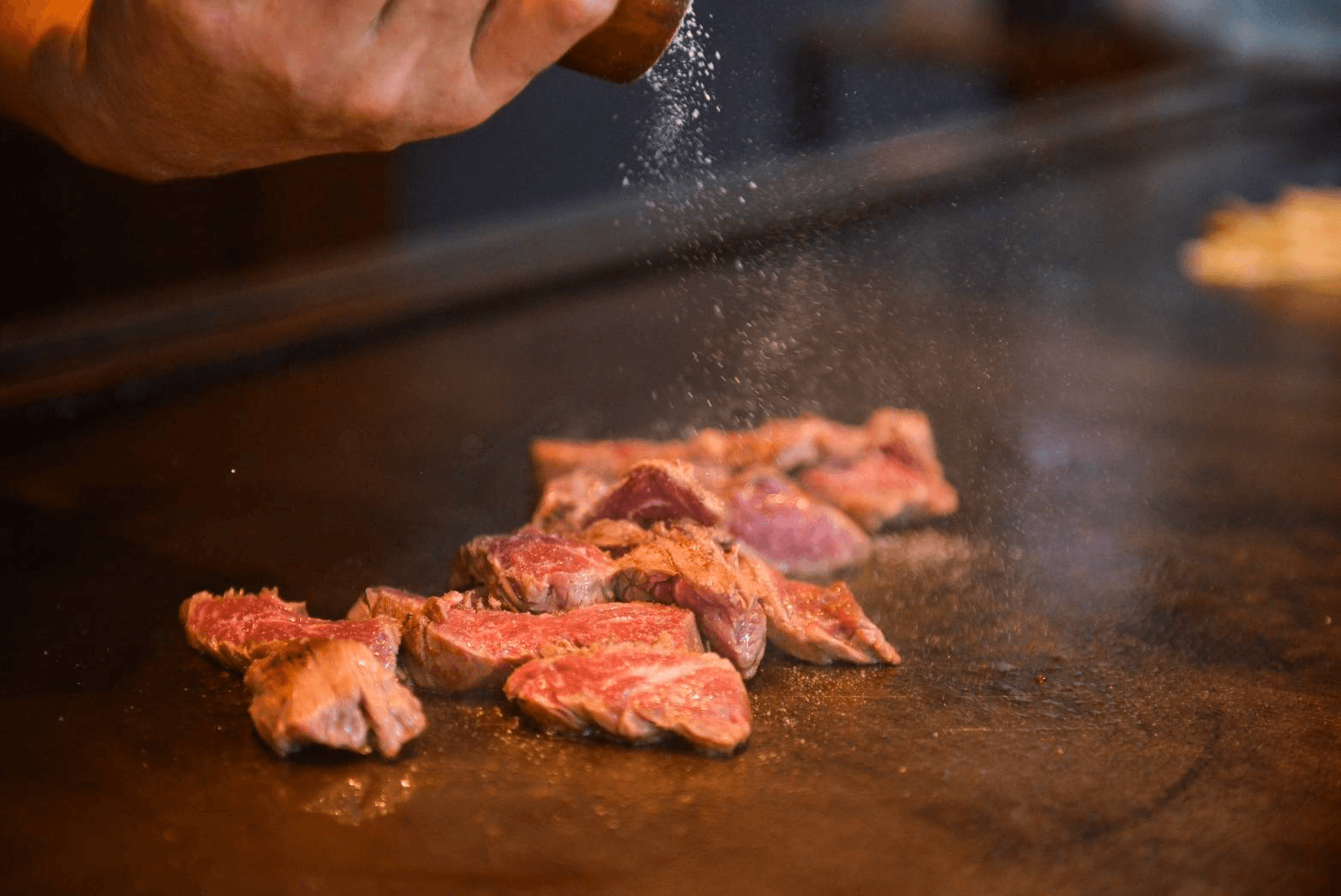 鉄板で焼き上げる肉のマルヤマのステーキ